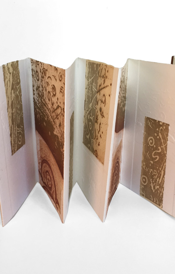 Artefacto C&oacute;smico (livro de artista), 2023 &middot; Água tinta de açúcar, chine cola, gofrado. 14,5x96cm