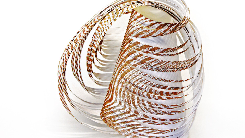 Holding-space I &middot; Água tinta de açúcar, corte. 24x24x18cm &middot; 2013